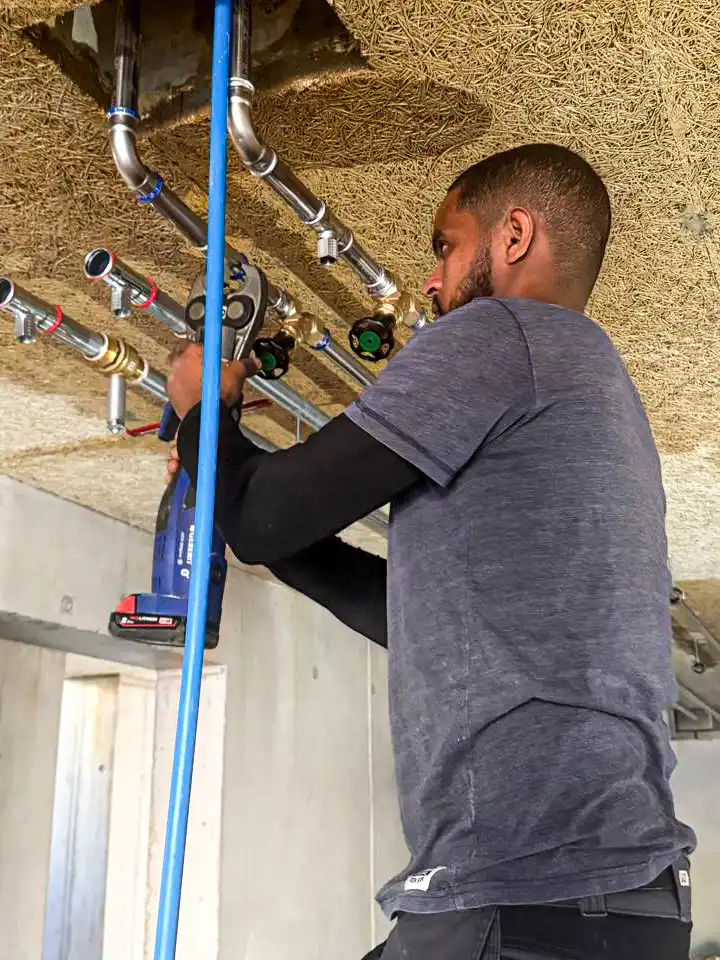 Haile-Mihr-Sanitaer-bei-der-Arbeit